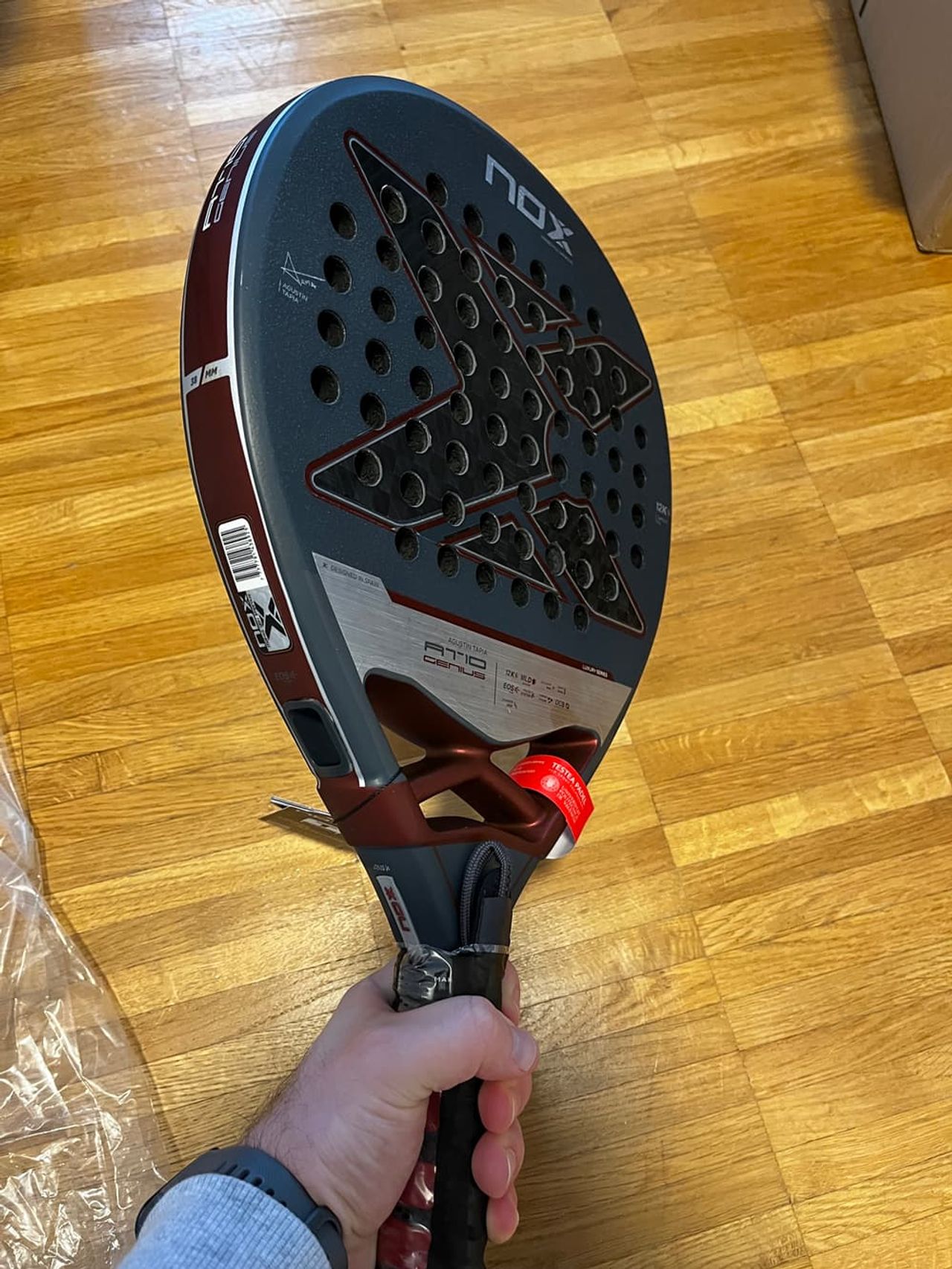 Nox AT10 Genius 12K 2025 in der Hand