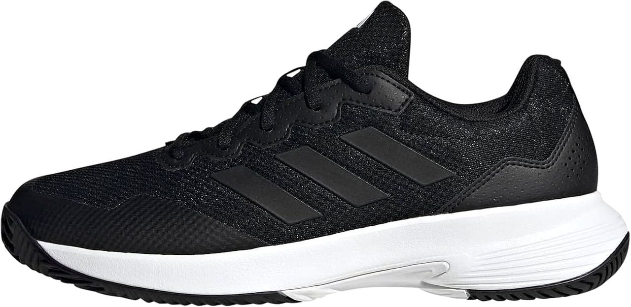 Adidas Herren Gamecourt 2.0 Tennisschuh, schwarzes Mesh-Obermaterial mit dunkelgrauen Drei-Streifen-Logo, weiße EVA-Zwischensohle, schwarze Außensohle, seitliche Profilansicht, Sportschuh für Tennis und Hallensport