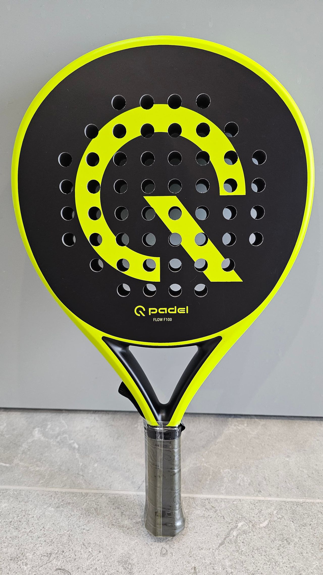 Der Schläger QPadel F100 bei uns vor Ort im Test. Runde Kopfform, großes Q, zentral gebohrte Schlagfläche. F100 QPadel Test und Erfahrung
