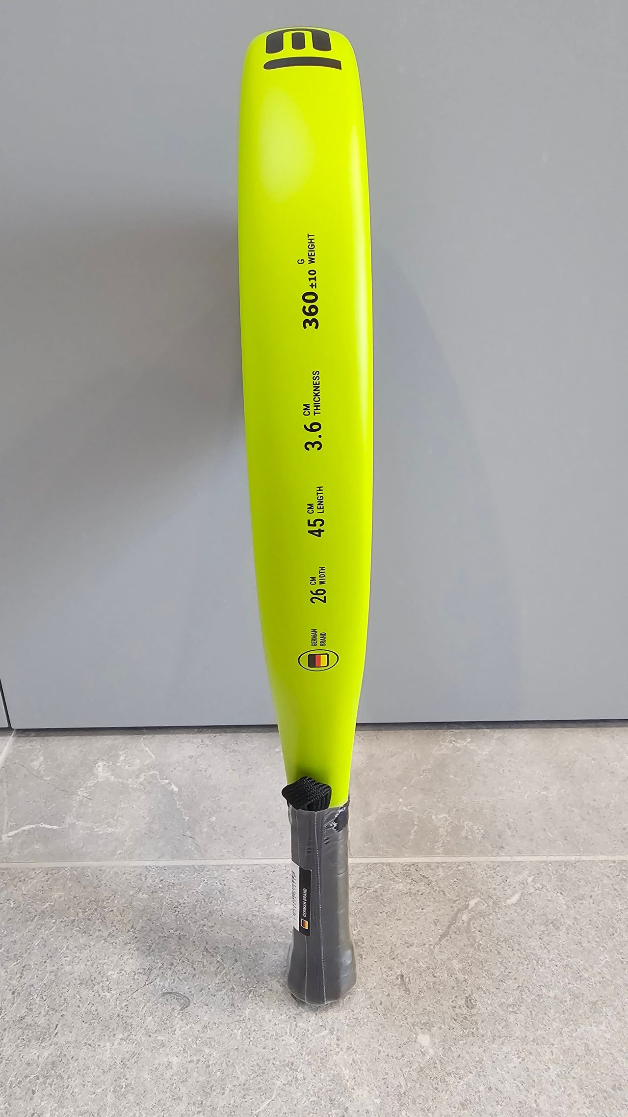 QPadel F100 von der Seite: schlankes Fiberglas-Profil und die Deutschland-Flagge als Herkunftshinweis. QPadel F100 Erfahrung