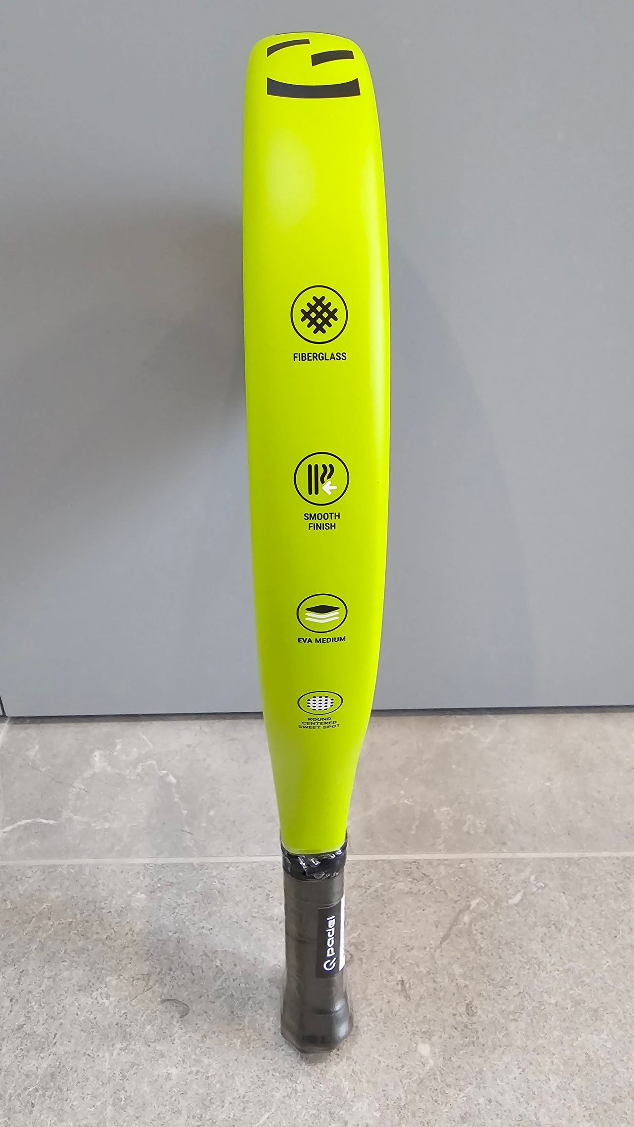 Seitenansicht des F100. Das Profil ist schlank, der Rahmen komplett aus Fiberglas. QPadel F100 Testbericht