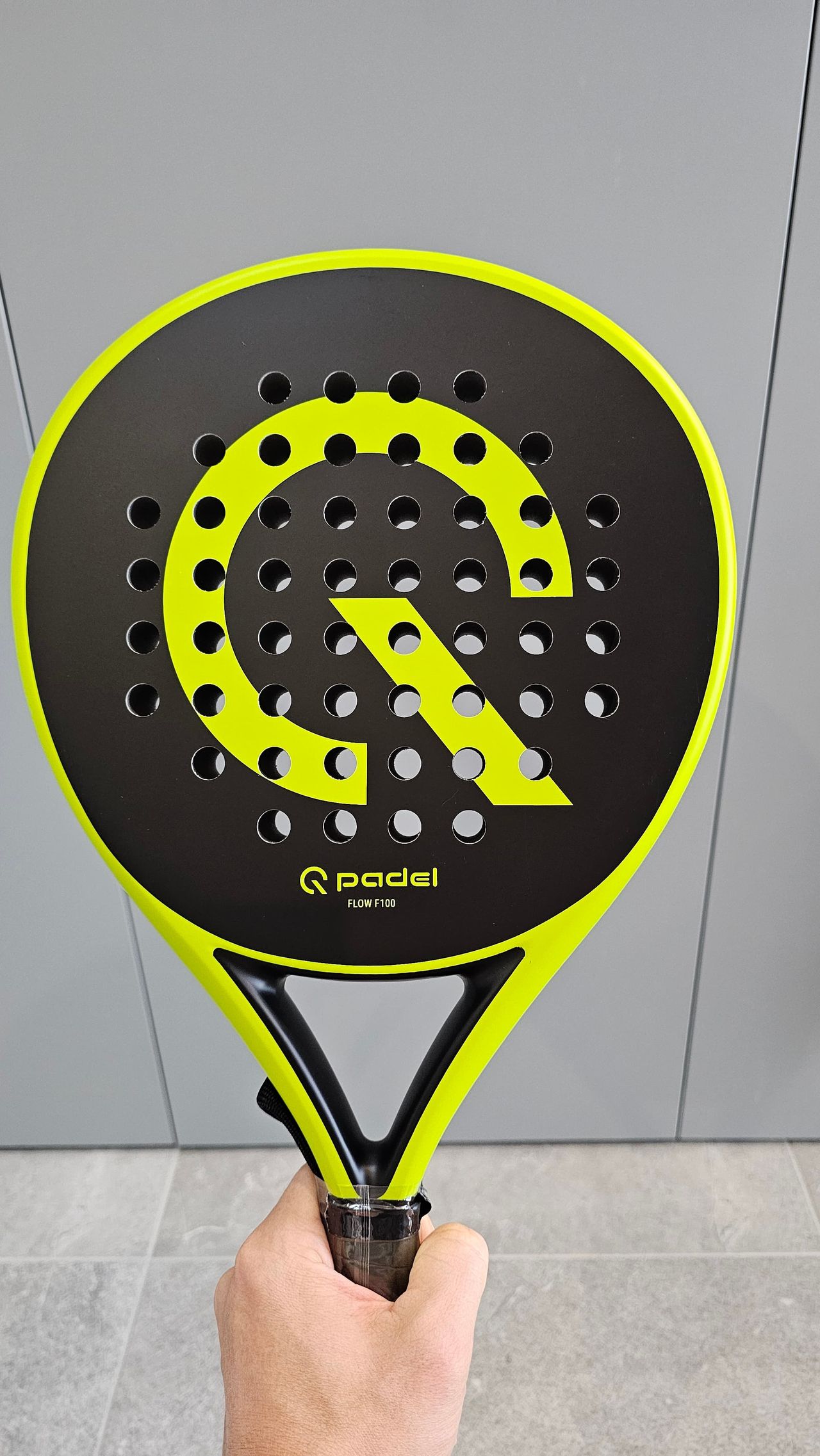 Erster Griff zum QPadel F100 nach dem Auspacken. Schwarz, Washed Yellow und ein Schläger, der sofort wendig wirkt. QPadel F100 bei uns live im Test samt Erfahrungsbericht